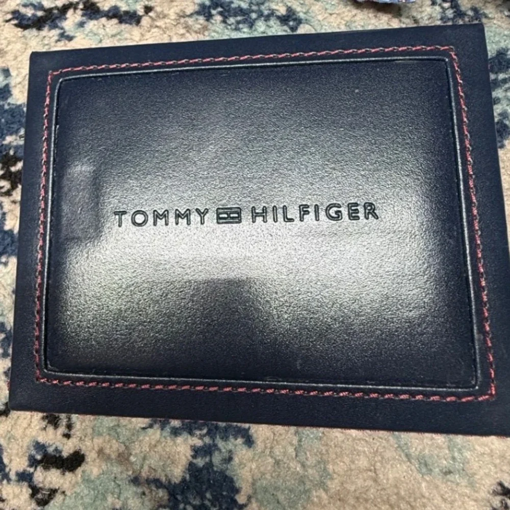 Tommy Hilfiger Men's Leather RFID Wallet & Valet Gift Set‎ (Navy/Red trim)